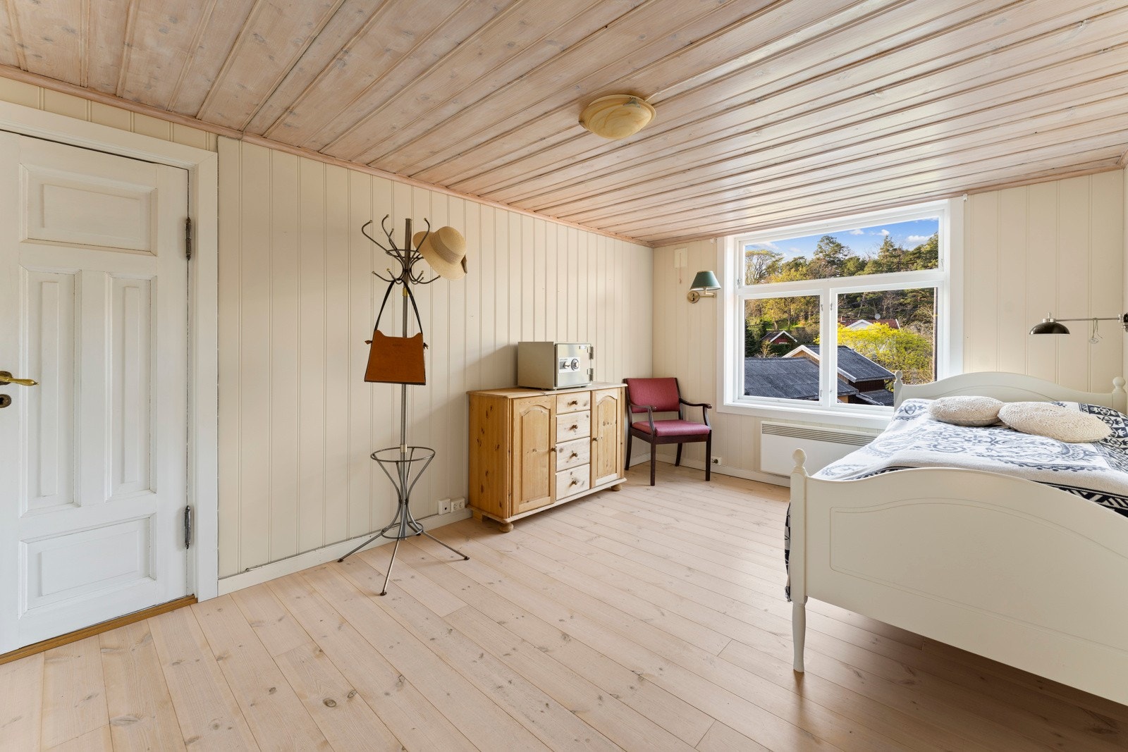 Soverom #2 har inngang til walk-in-garderobe Galleribilde