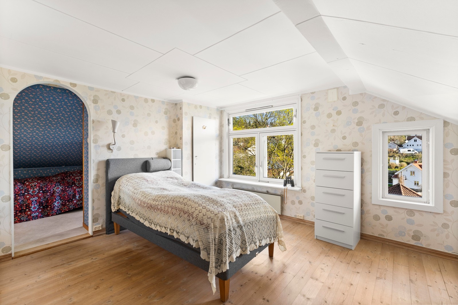 Et godt rom med mye vindusåpninger Galleribilde