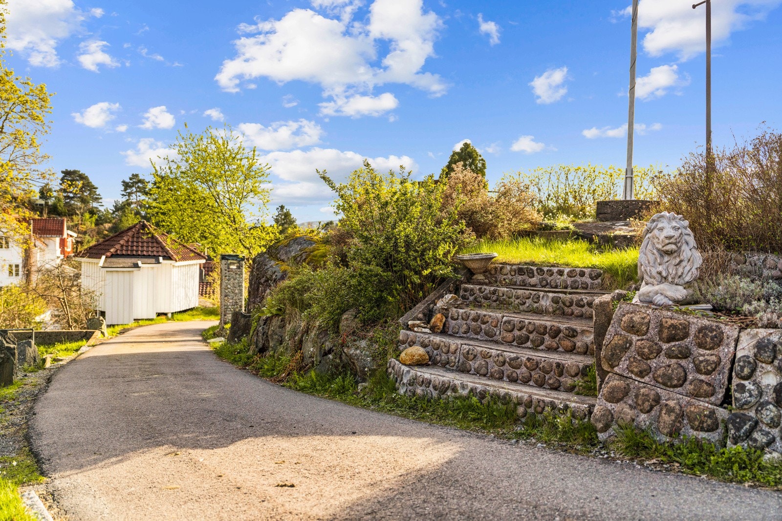 Stentrapp opp til hagen fra privat vei Galleribilde