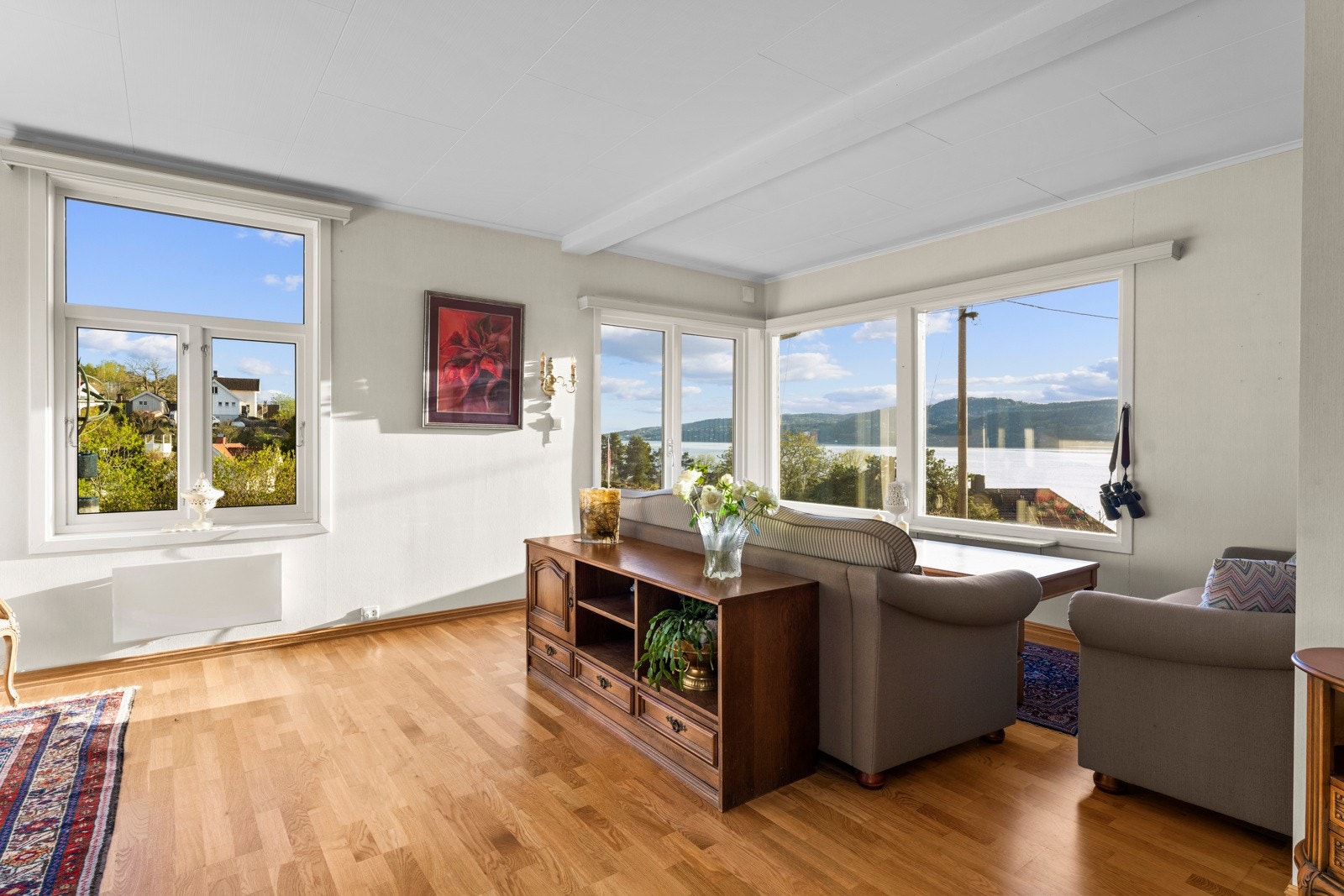 Store vindusflater slipper inn mye lys - og ikke minst utsikt Galleribilde