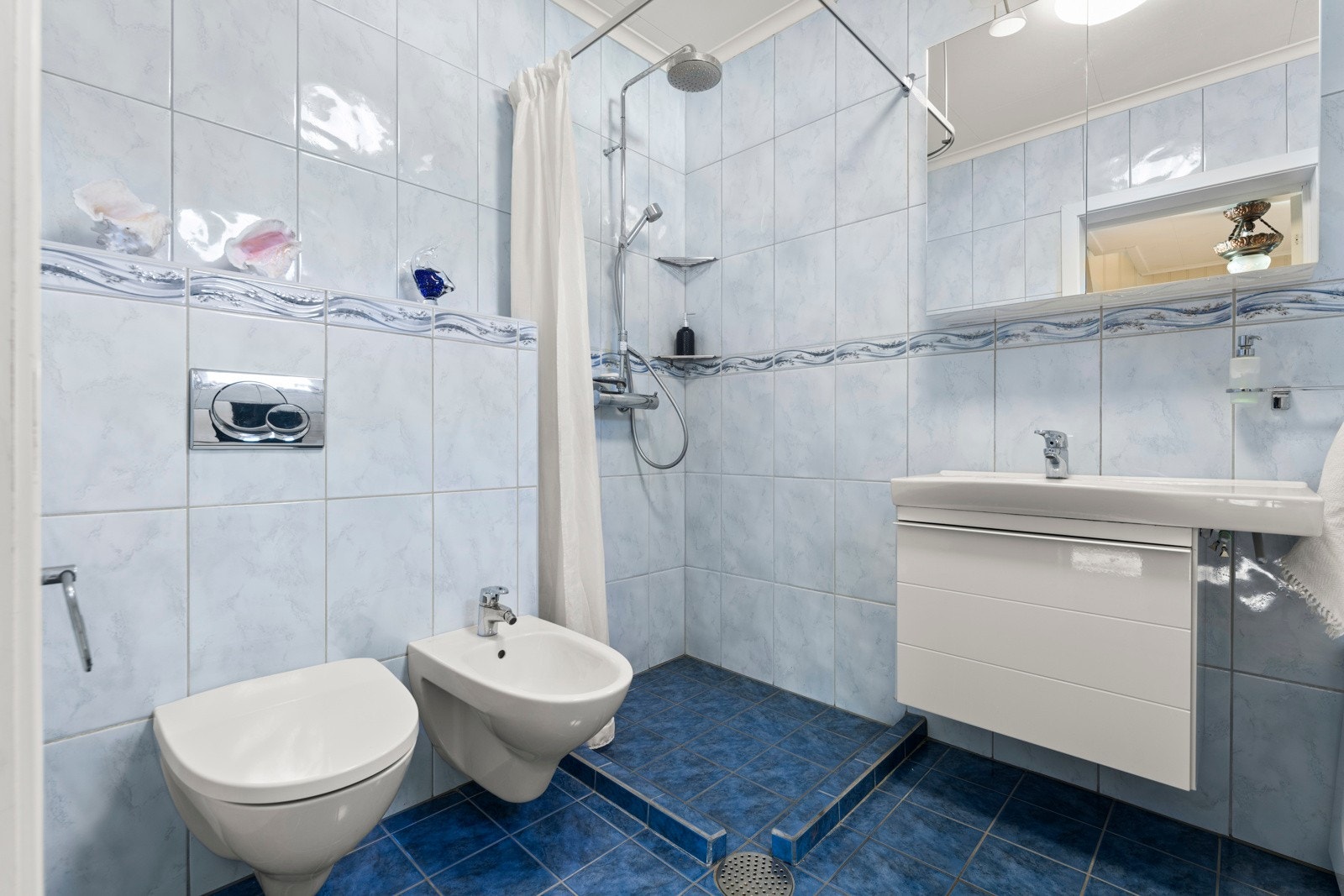 Flislagt Bad/WC med bidet og dusjhjørne Galleribilde