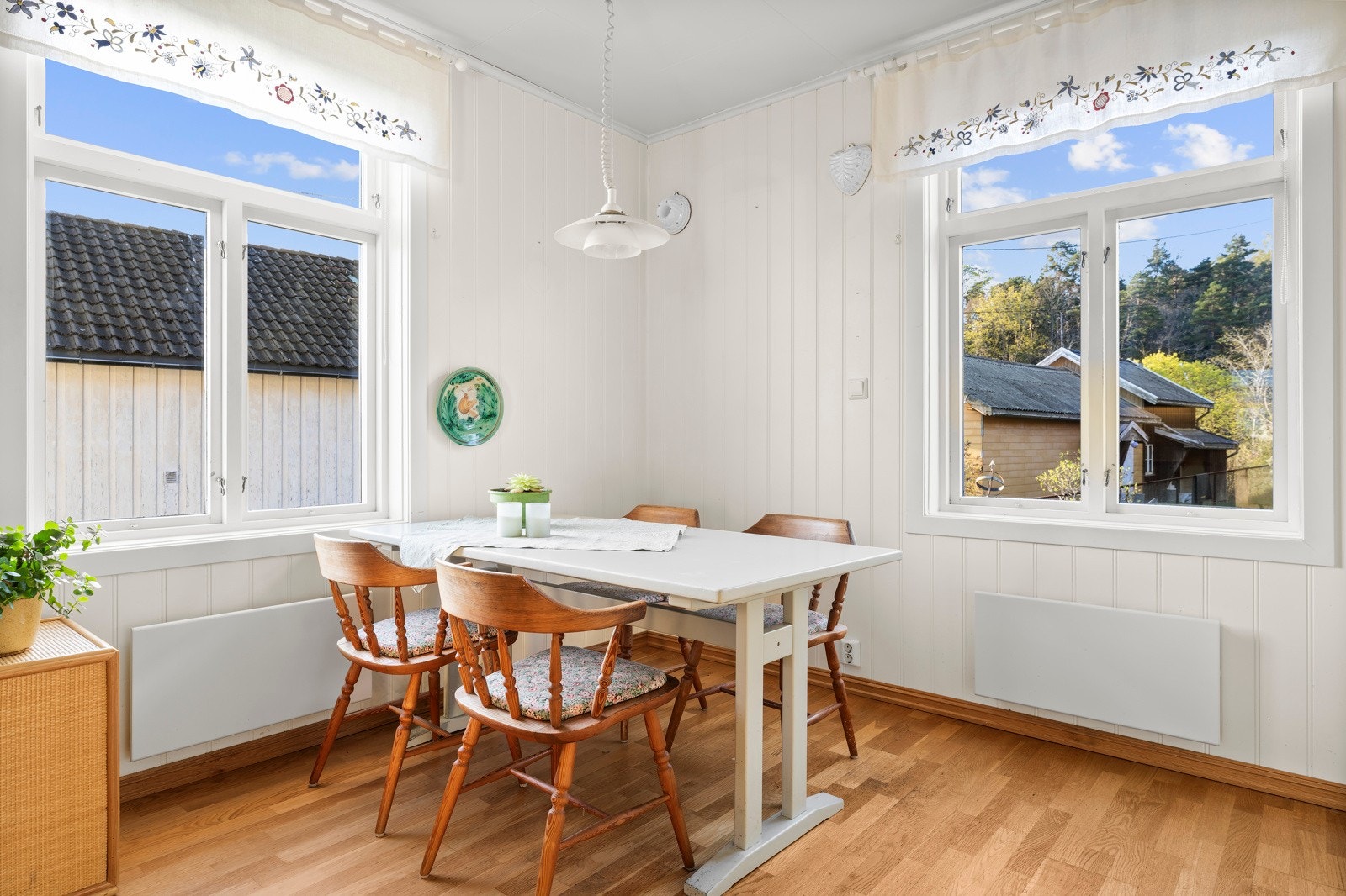 Nyt frokosten din mens du tankefullt kikker ut mot sjøen Galleribilde