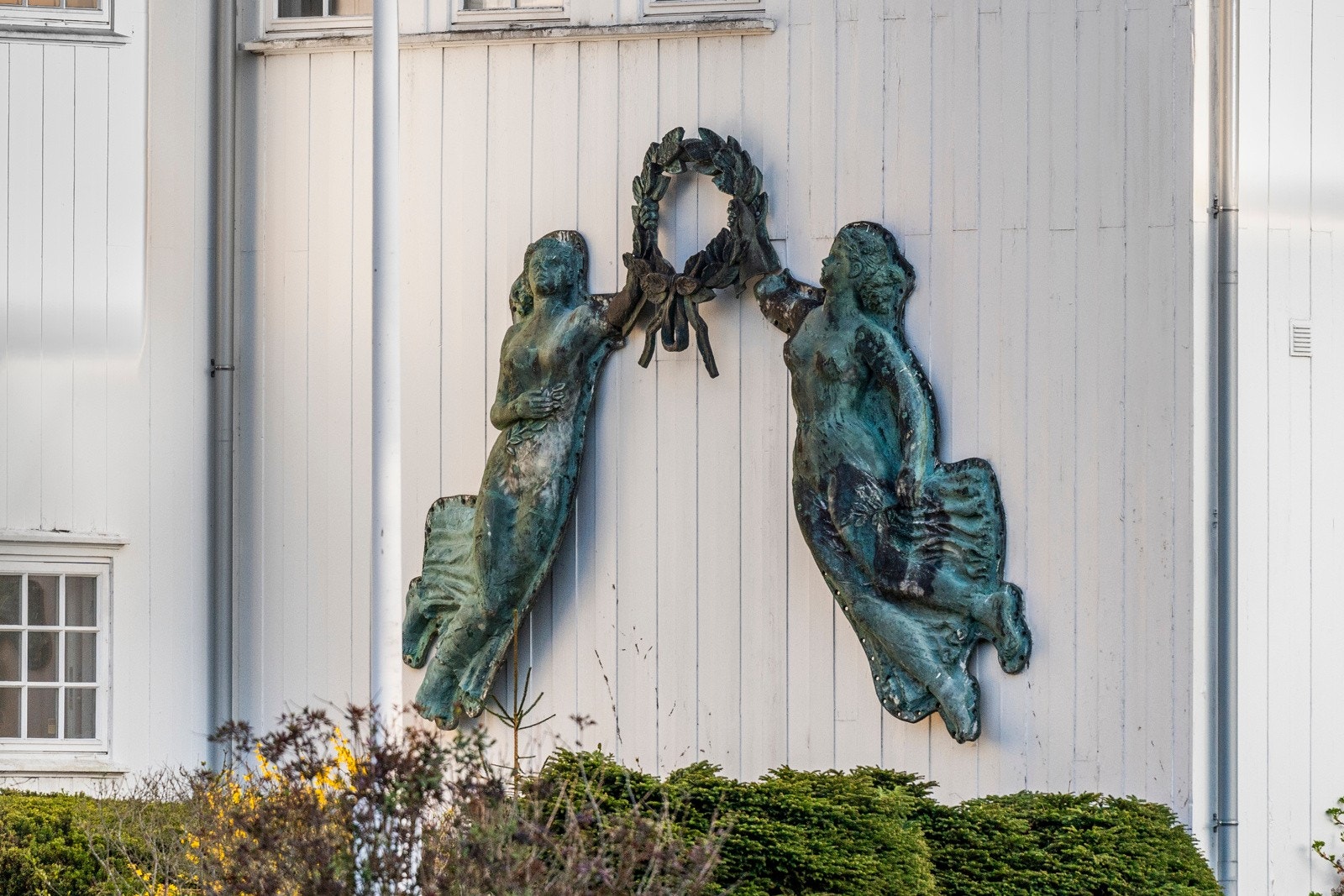 Naboen er den gamle skolen i Hvitsten med flotte utsmykninger og flere gallionsfigurer Galleribilde