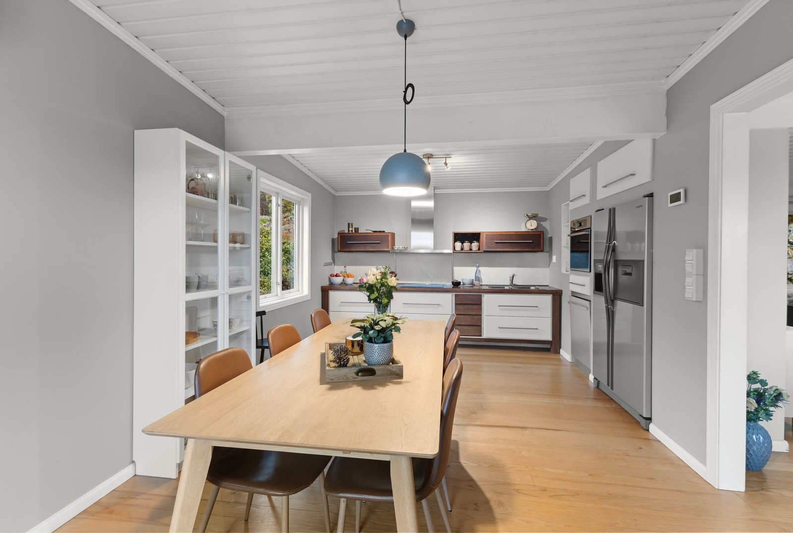 Rikelig benkplass og plass til spisebord for hele familien Galleribilde