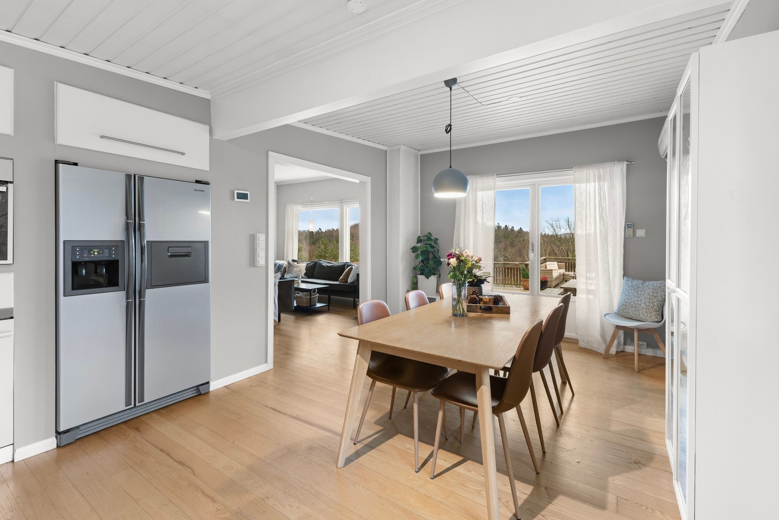 Utgang til stor, solrik veranda med nydelig utsikt. Galleribilde