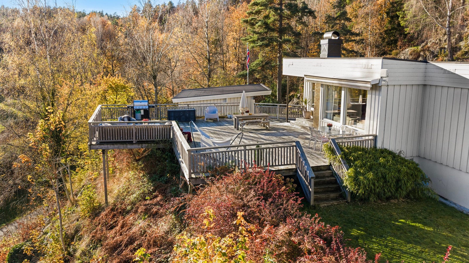 Fra veranda er det tilgang ned til hagen på begge sider. Galleribilde