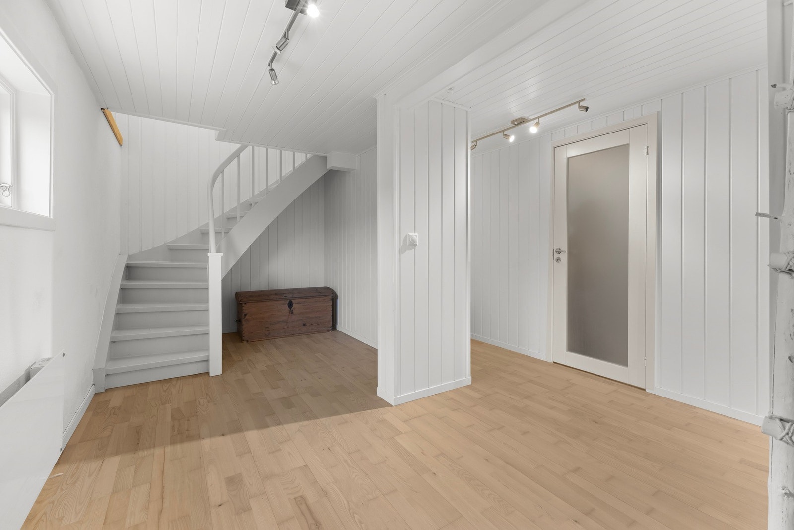 Gang underetasjen med trapp opp og inngangsdør fra utsiden. Galleribilde