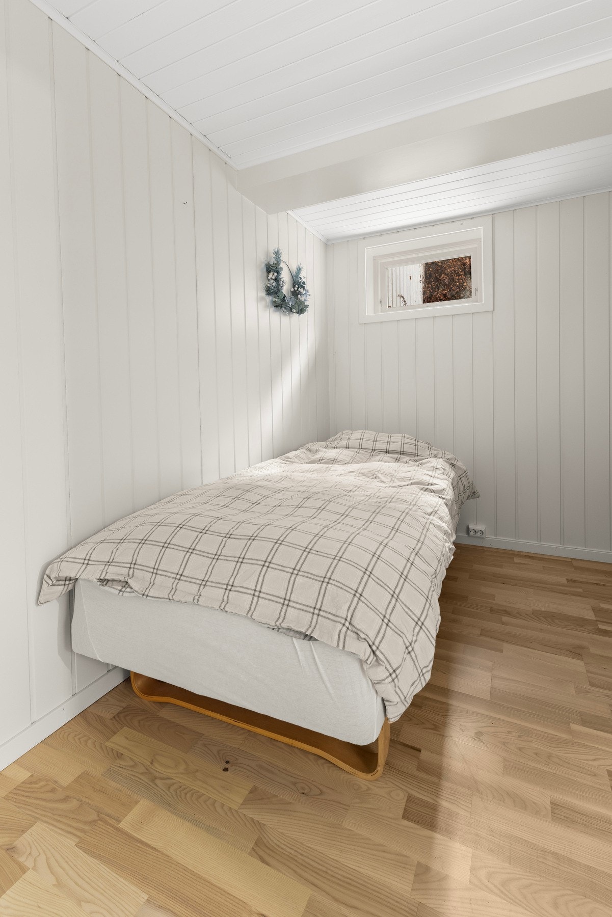 Innredet rom som i dag benyttes som gjesterom. (rommet er ikke søkt eller godkjent, vindu er for lite og står for høyt på vegg). Galleribilde