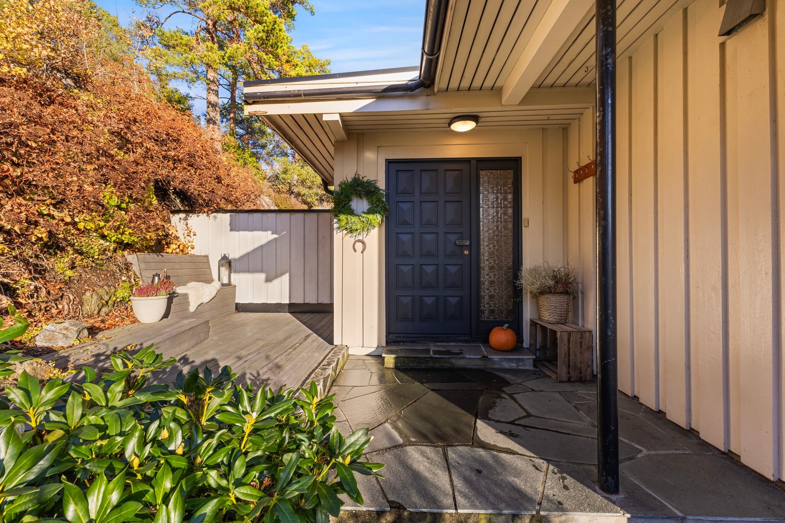 Flere steder å nyte en kaffekopp. Her finner dere en lun krok ved inngangspartiet. Galleribilde