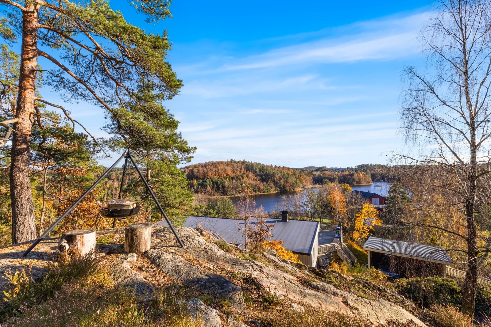 Rett ovenfor boligen på egen tomt er det en bålplass hvor både små og store kan kose seg. Galleribilde