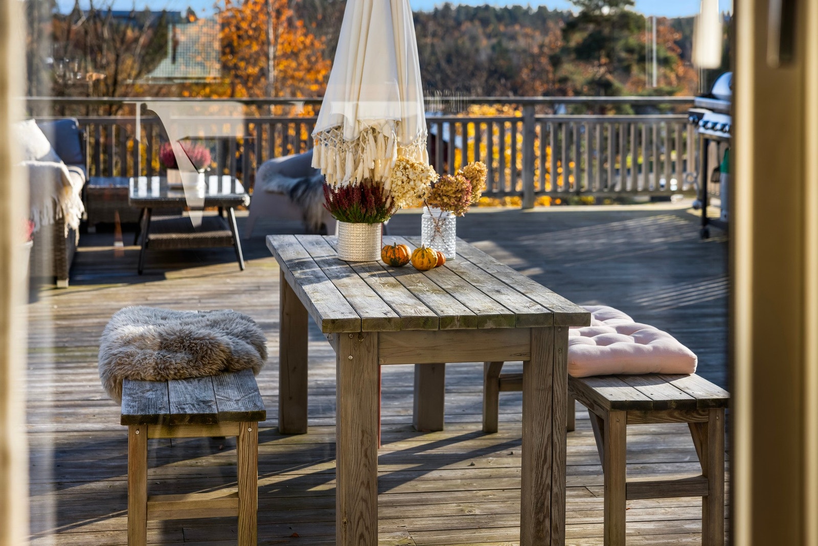 Stor, solrik veranda med nydelig utsikt og god plass til både avslapning og sosiale sammenkomster. Galleribilde