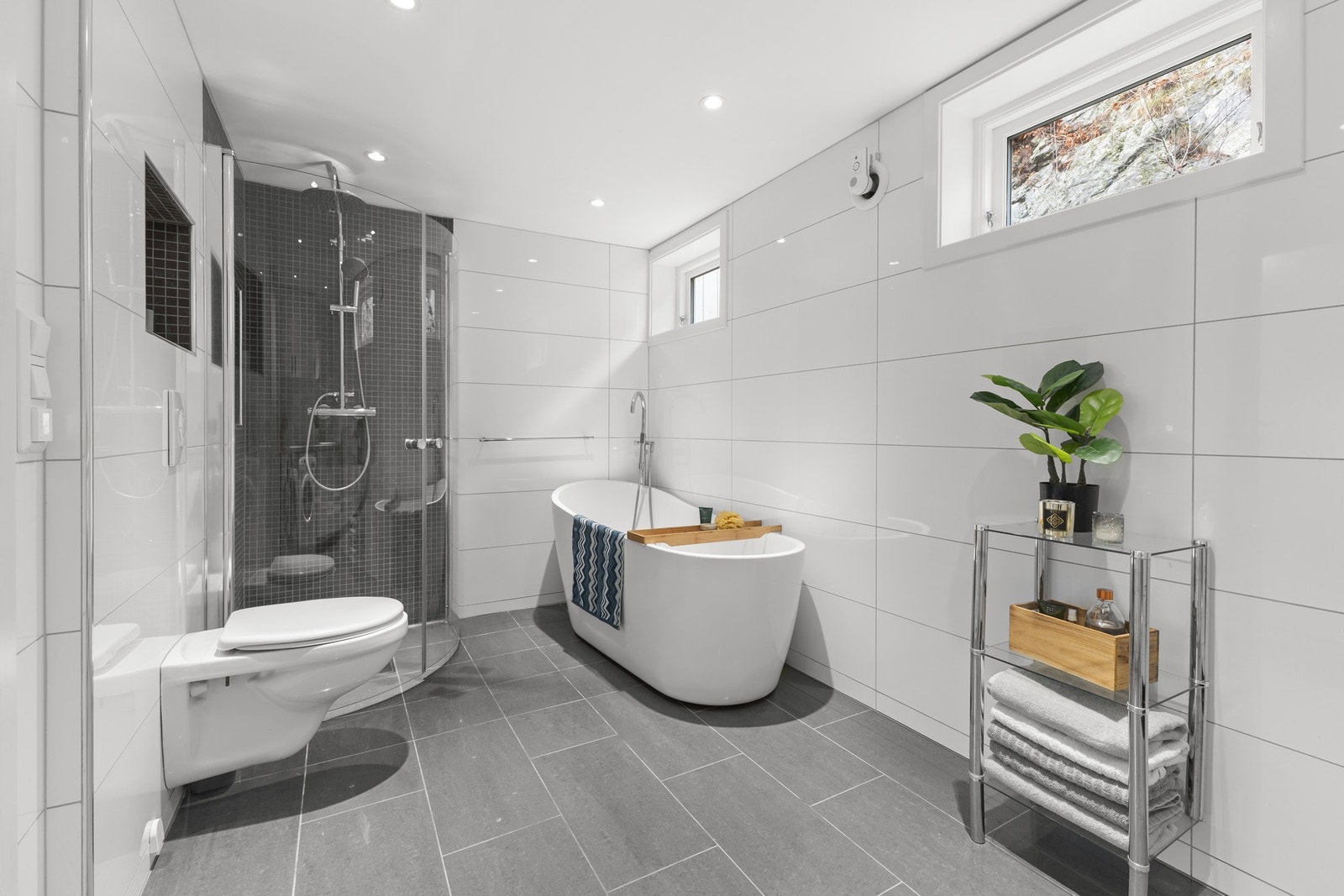 Bad i underetasjen har fliser med varme og downlights i tak. Galleribilde