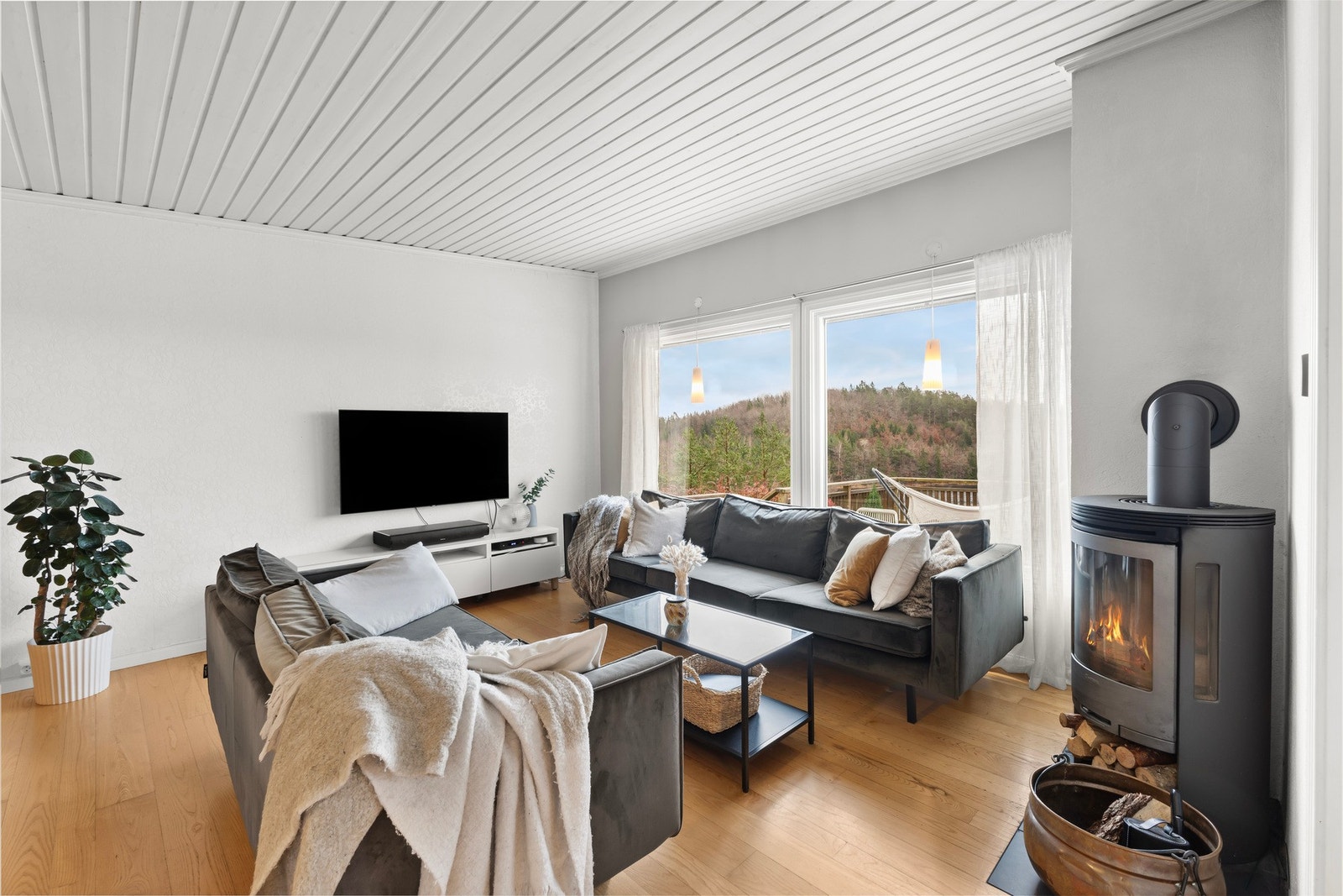 Stor og lys stue med store vindusflater som gir flott utsikt og rikelig med naturlig lys. Galleribilde