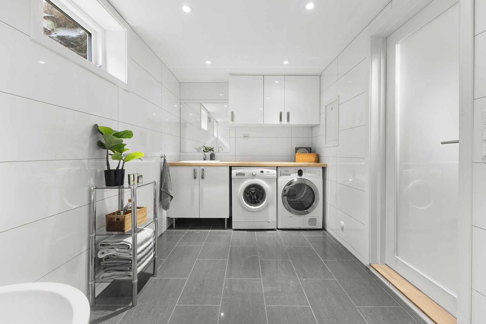 På badet er det etablert vaskeromsnisje med skap og benkplass. Galleribilde