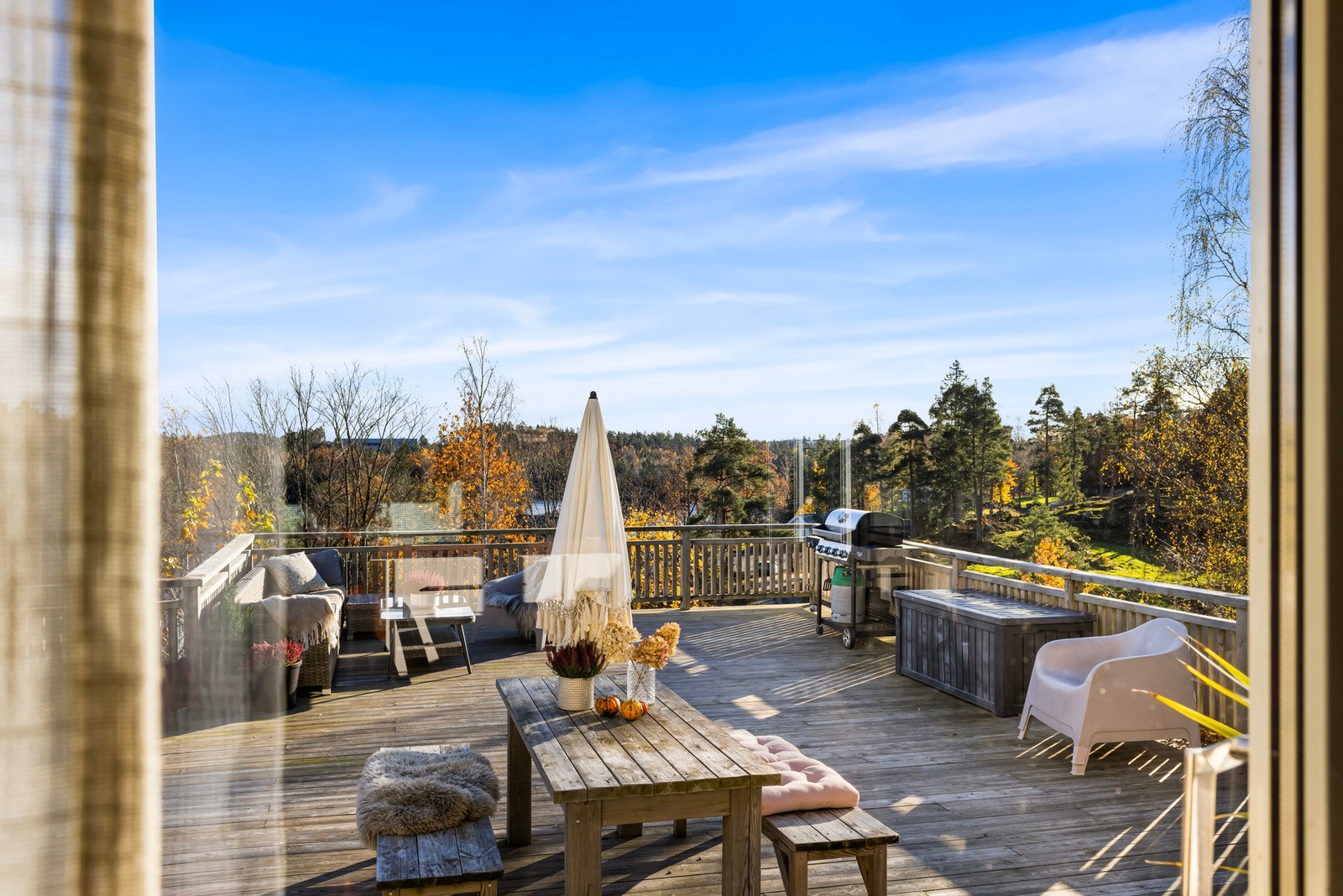 Fra eiendommen er det nydelig utsikt mot Longumvannet og de vakre naturomgivelsene rundt. Galleribilde