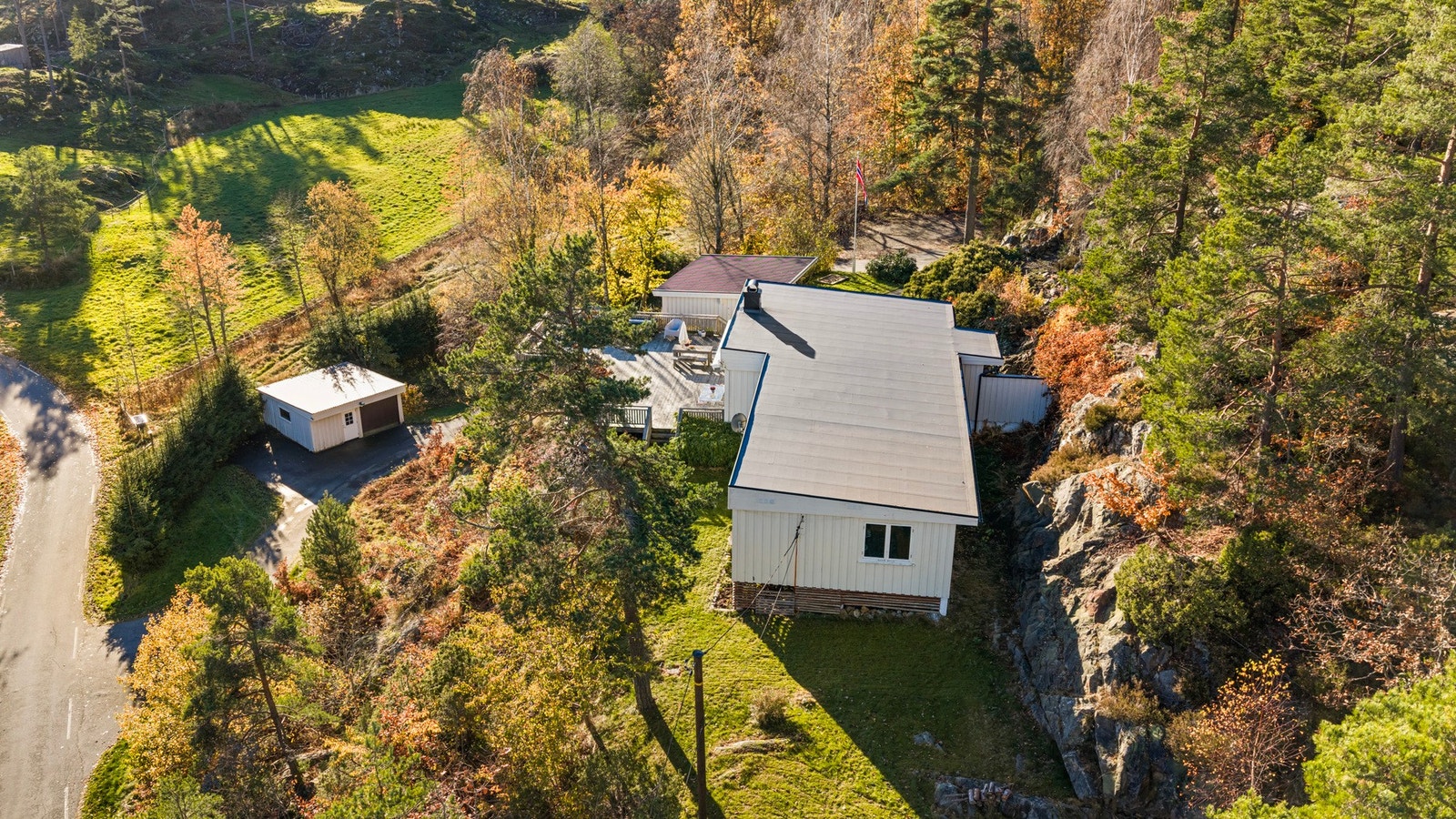 Eiendommen ligger i et stille og rolig område på Myra, omgitt av et trivelig og etablert nabolag. Galleribilde