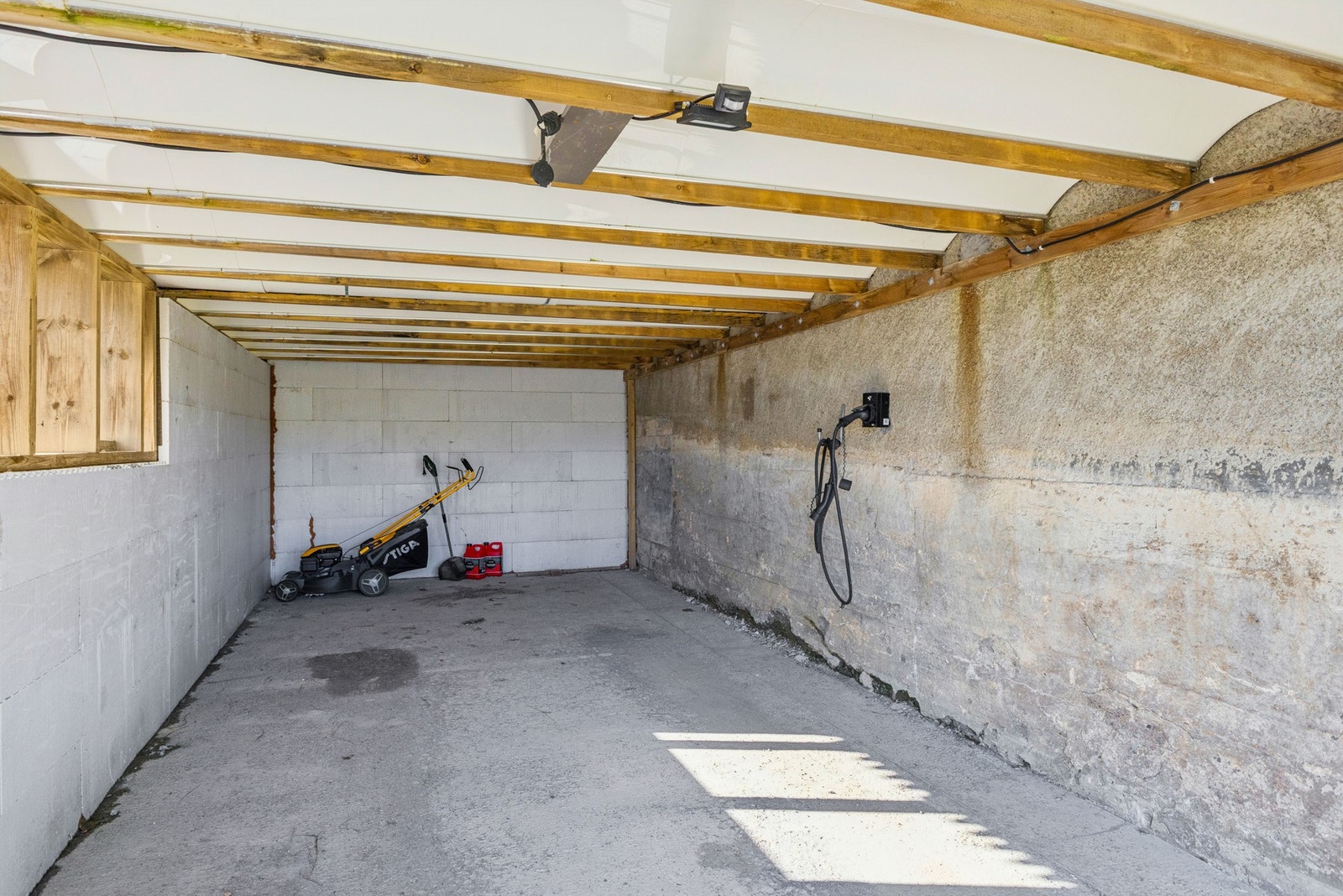 El-bil lader montert i 2024. Galleribilde