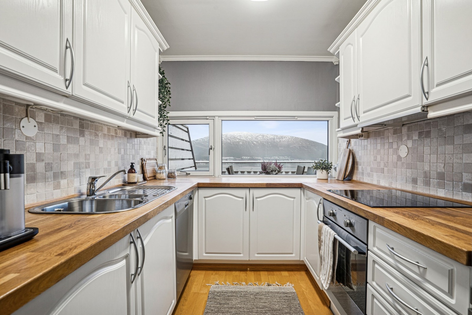 Romslig kjøkken. Hvitevarer medfølger Galleribilde