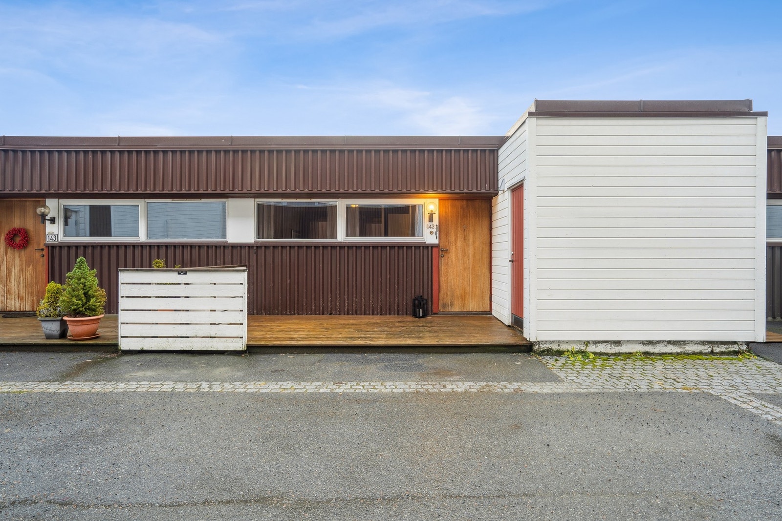 Egen inngang fra bakkeplan Galleribilde