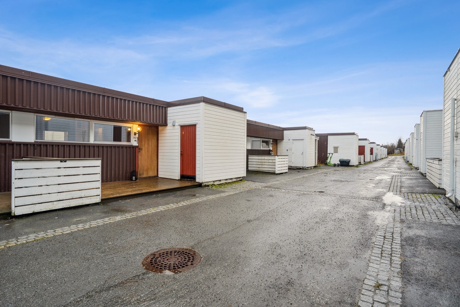 Det er markterrasse og sportsbod ved inngangsparti Galleribilde