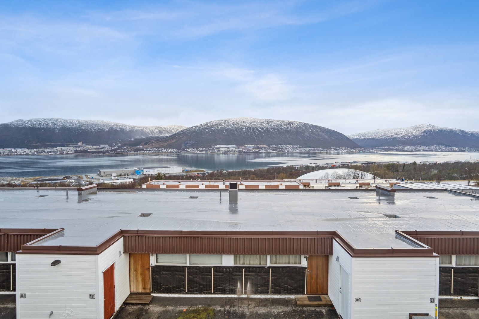 Borettslaget gjennomgår omfattende renovering, hvor det bl.a. etterisolering, ny fasade, større vinduer, ny og større veranda, overbygd inngang, ventilasjon, drenering, belysning og boder Galleribilde