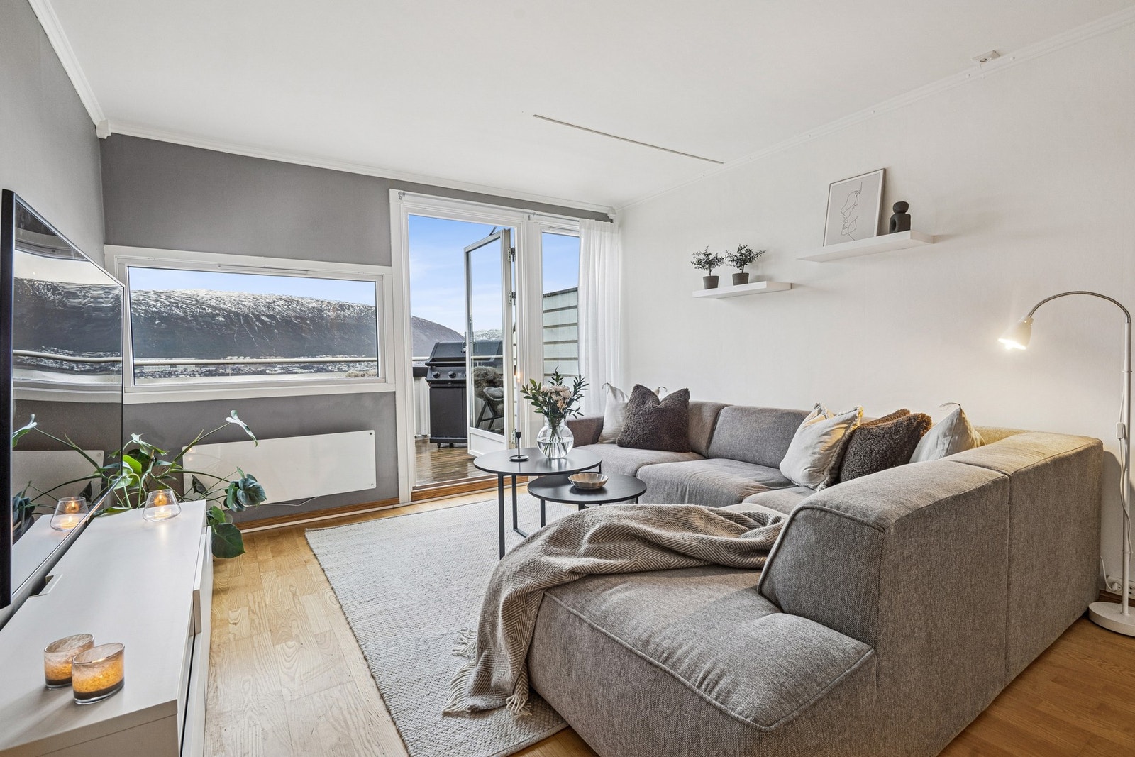 Velkommen til Knausen 142- Romslig og moderne 2-roms leilighet med stor balkong. Gangavstand til UNN/UIT. Garasjeplass Galleribilde