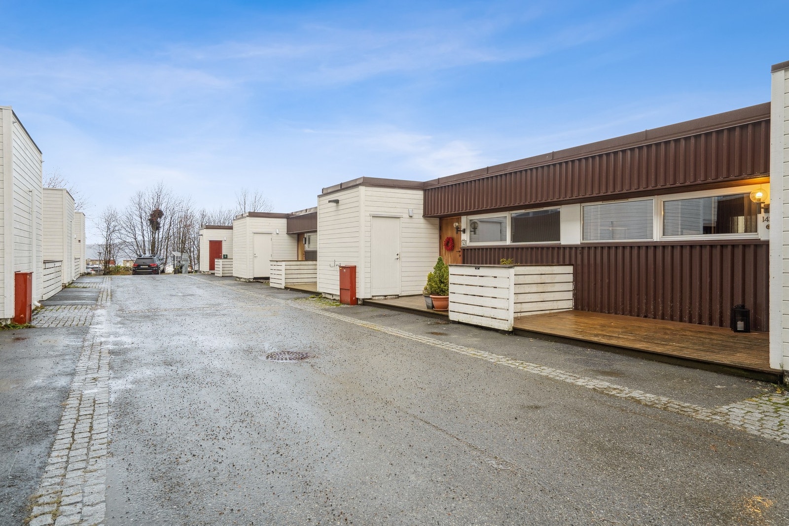 Det er gang- og sykkelvei direkte til UiT/UNN, samt svært gode bussforbindelser. Galleribilde