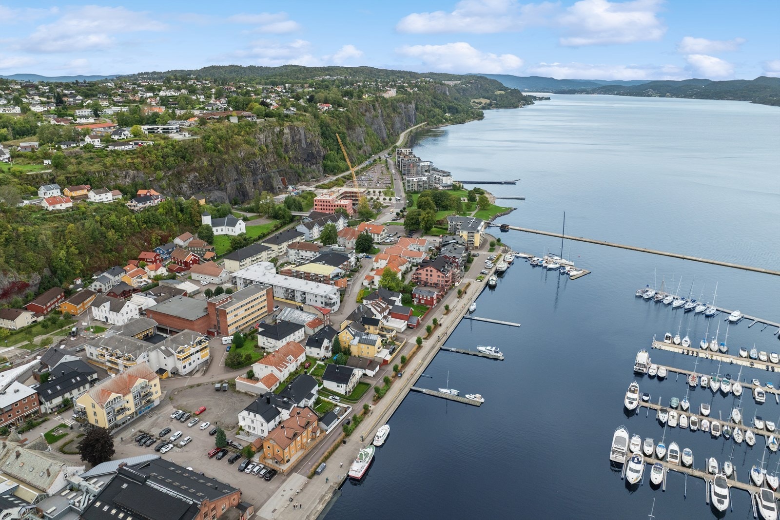 Holmestrand er kjent for sitt idylliske båt- og bryggeliv, hvor man kan spasere langs bryggekanten og nyte utsikten mot fjorden. Galleribilde