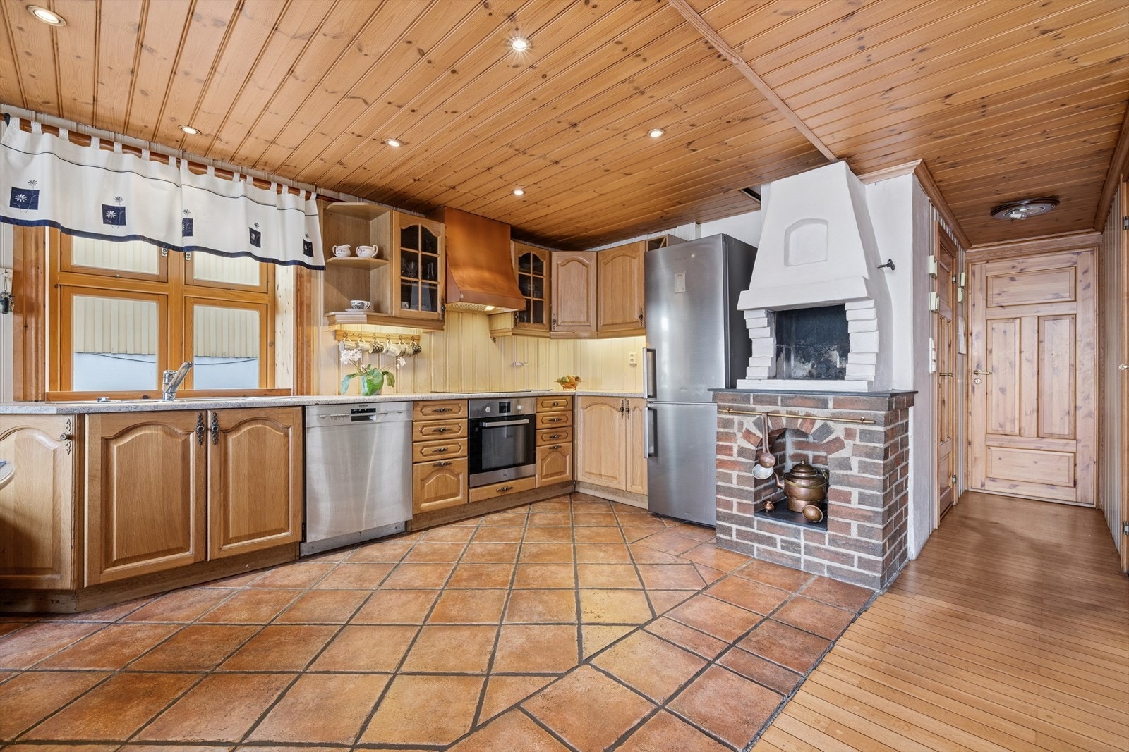 Det er delvis kjøkkenfronter med glass, stor servant, downlights belysning i taket, i tillegg til plass til frittstående kjøleskap. Stekeovn, platetopp og oppvaskmaskin medfølger. Galleribilde