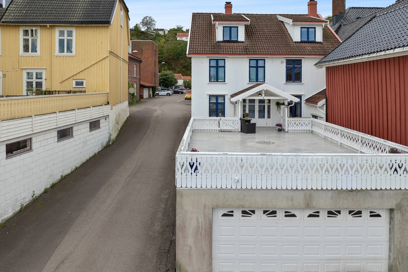 Leiligheten har en egen dobbelgarasje med tilhørende takterrasse og hele 3 boder med lagring- og oppbevaringsplass. Dette er særdeles sjeldent for leiligheter beliggende i Holmestrand sentrum. Galleribilde