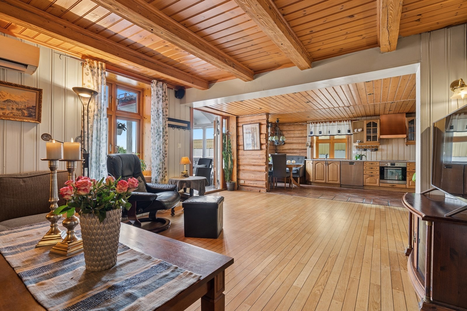 Det er en luftig og åpen stue- og kjøkkenløsning. Galleribilde