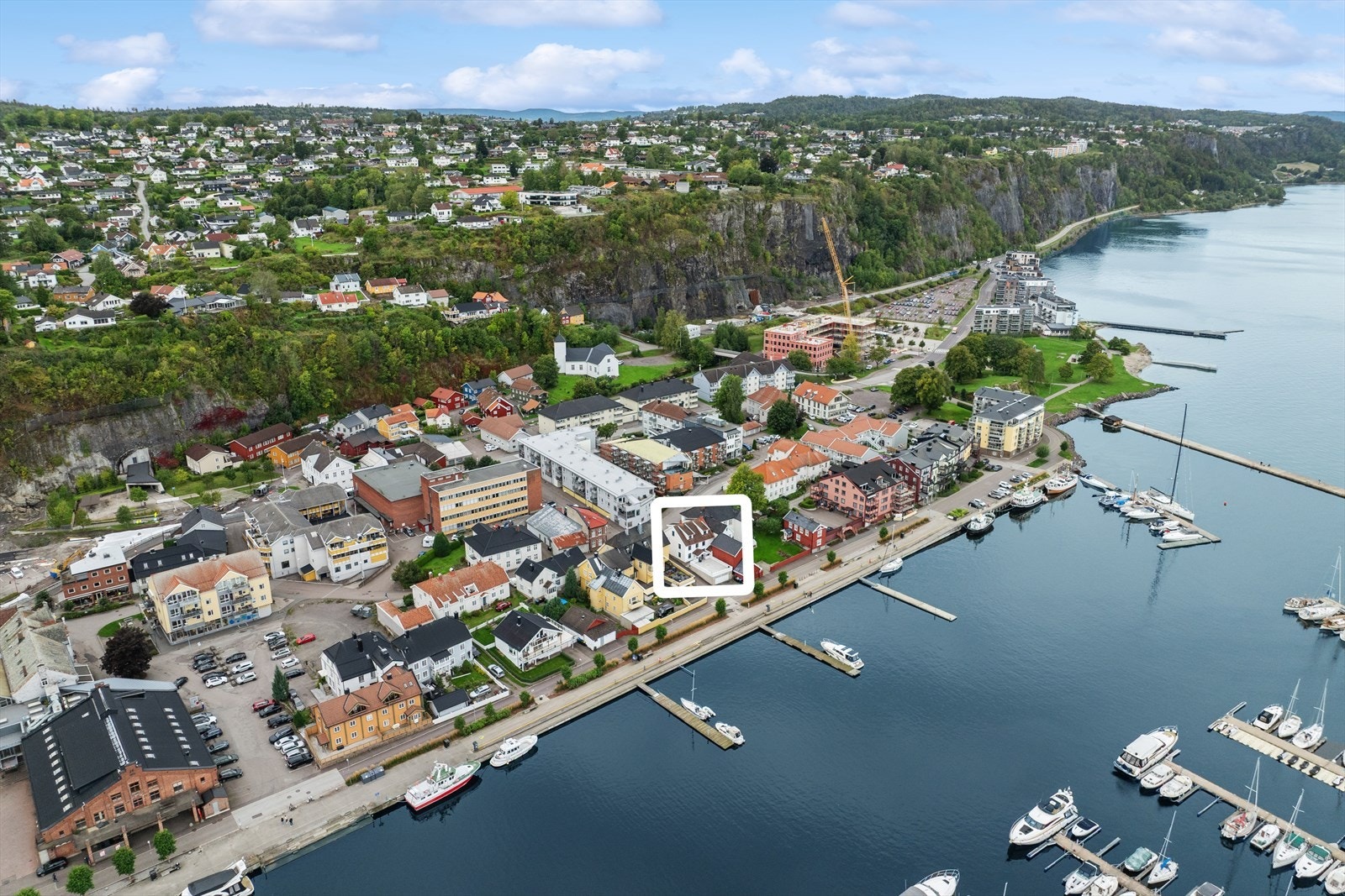 Dagligvareforretninger, butikker, restauranter og kaféer finner du rett rundt hjørnet. Galleribilde