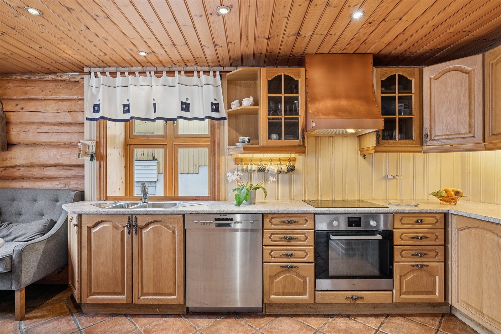 Innredning har en gjennomført stil som kler den øvrige utførelsen. Galleribilde