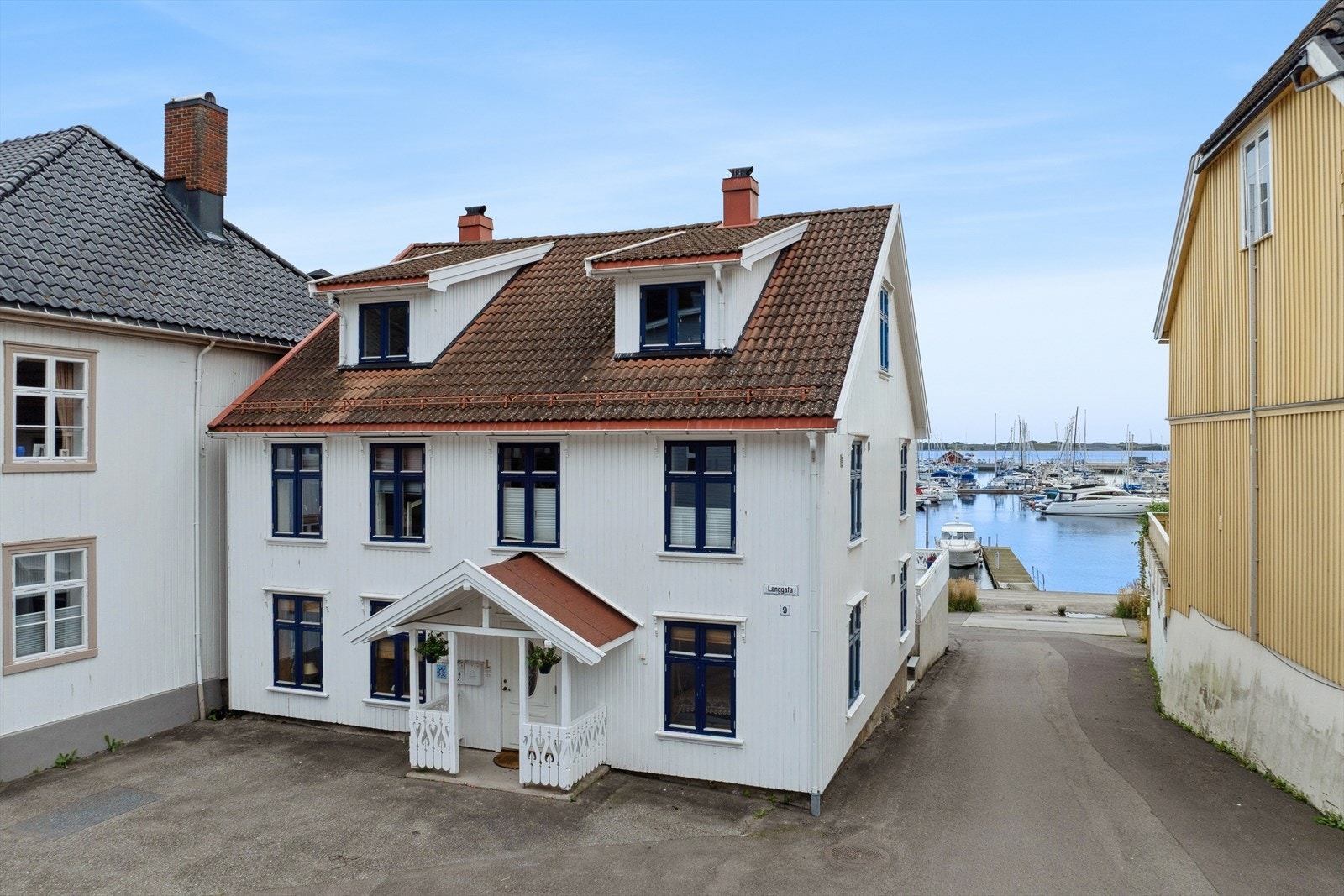 Leilighetene er beliggende i en bygning med 2 øvrige leiligheter, med felles inngangsparti og gang. Leiligheten er beliggende i 1. etasje med trappefri adkomst. Galleribilde