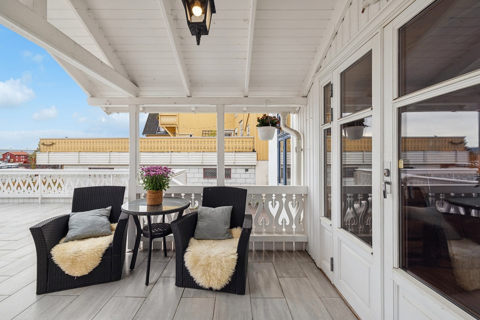Fra stue og kjøkken er det utgang via dobble terrassedører til en stor og herlig terrasse på hele 68 m². Galleribilde
