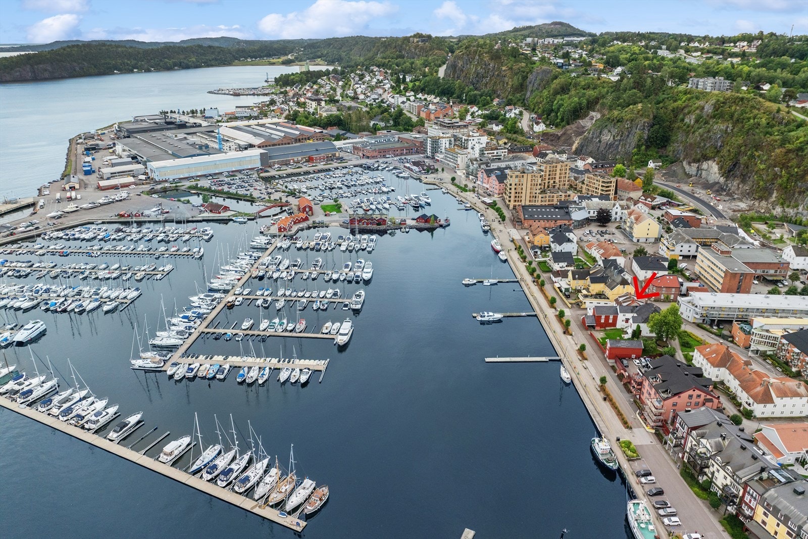 Leiligheten har en misunnelsesverdig beliggenhet i første rekke mot fjorden med gangavstand til "alt". Galleribilde