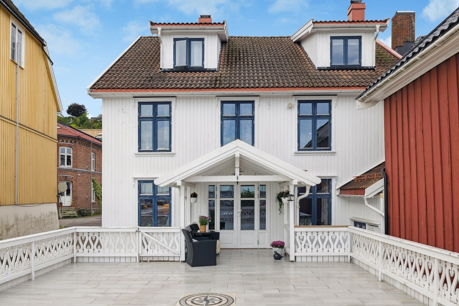 Terrassen har flotte detaljer som flislagt gulv, overbygget inngangsparti og særdeles god plass. Galleribilde