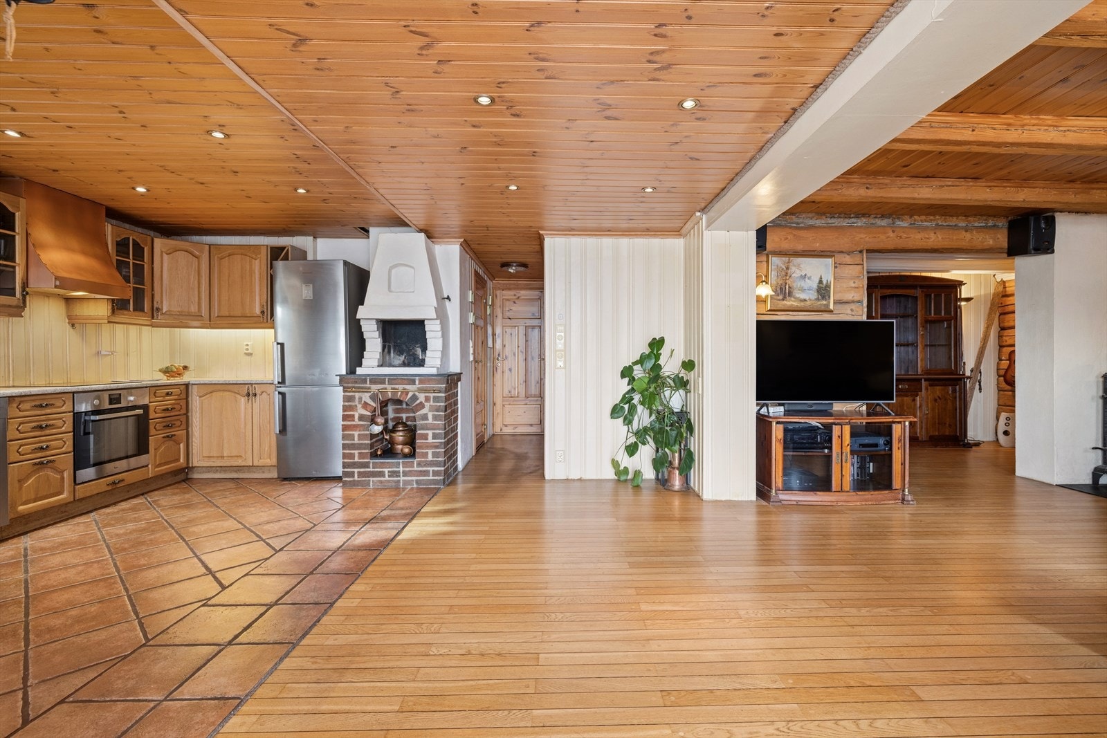 Rommet er pent gjennomført med en kombinasjon av opprinnelig tømmer og nyere panel på veggene, samt pent skipsgulv i stuedelen. Galleribilde