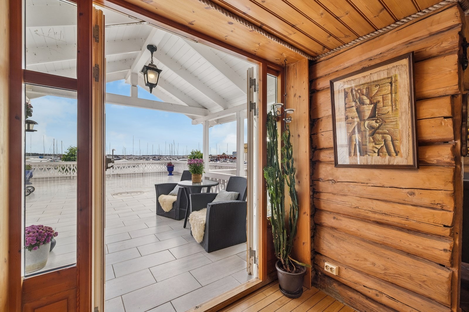 Bygningen er antatt oppført i ca. 1740 og gjennomgikk ombygning i 2001 hvor blant annet de opprinnelige detaljene som eksponert tømmer ble bevart. Galleribilde