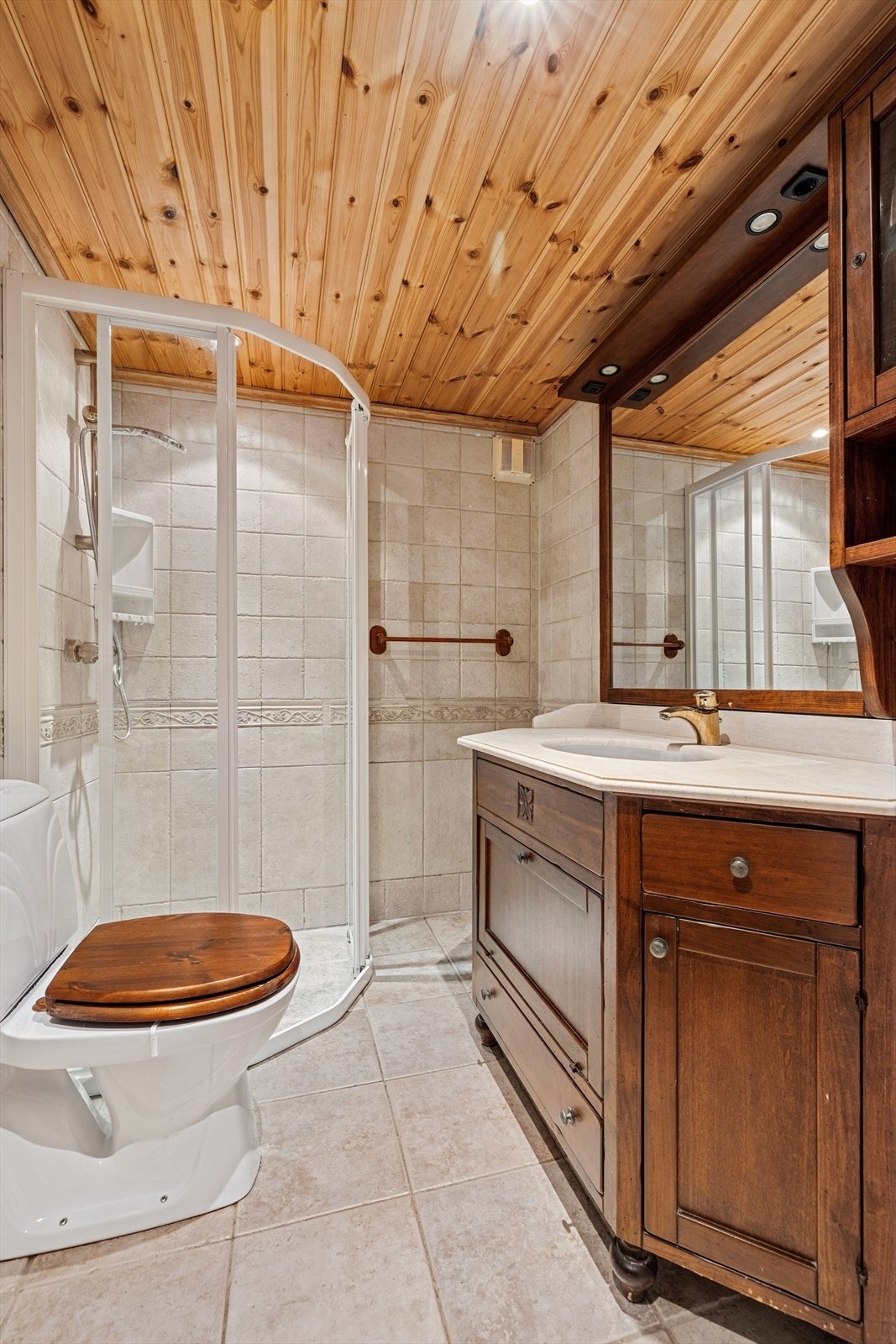 Rommet er innredet med toalett, dusjsone og en stor baderomsinnredning med hel servant og skuffeseksjon, speil og sideskap. Det videre opplegg for vaskemaskin. Galleribilde