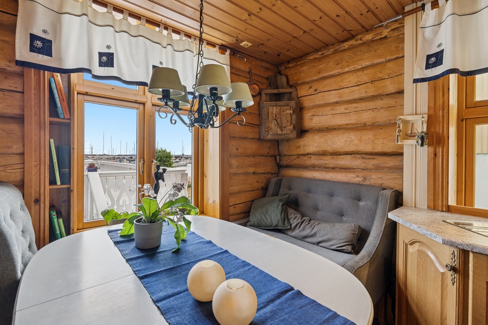 Fin plass til hverdagslig spisebord i forbindelse med kjøkkenet. Galleribilde