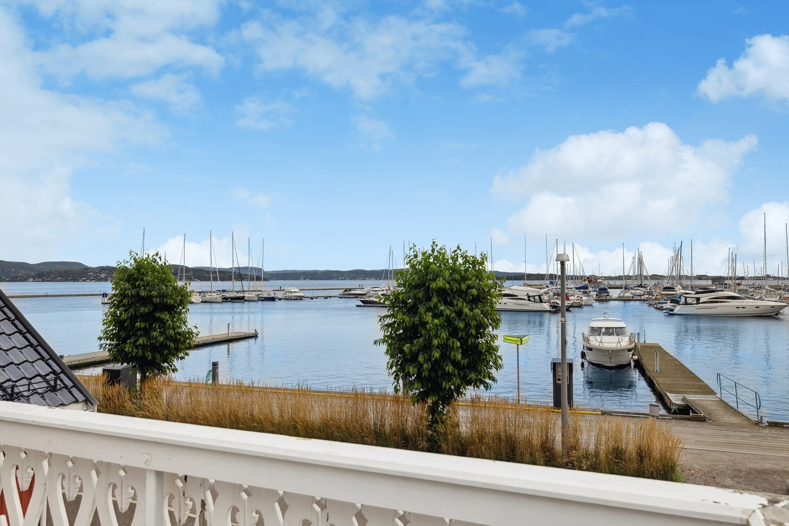 Utsikten er virkelig av de sjeldne, hvor sollyset reflekteres i vannet, og horisonten forenes med den vidstrakte himmelen, og skaper et scene av ro, skjønnhet og natur. Galleribilde