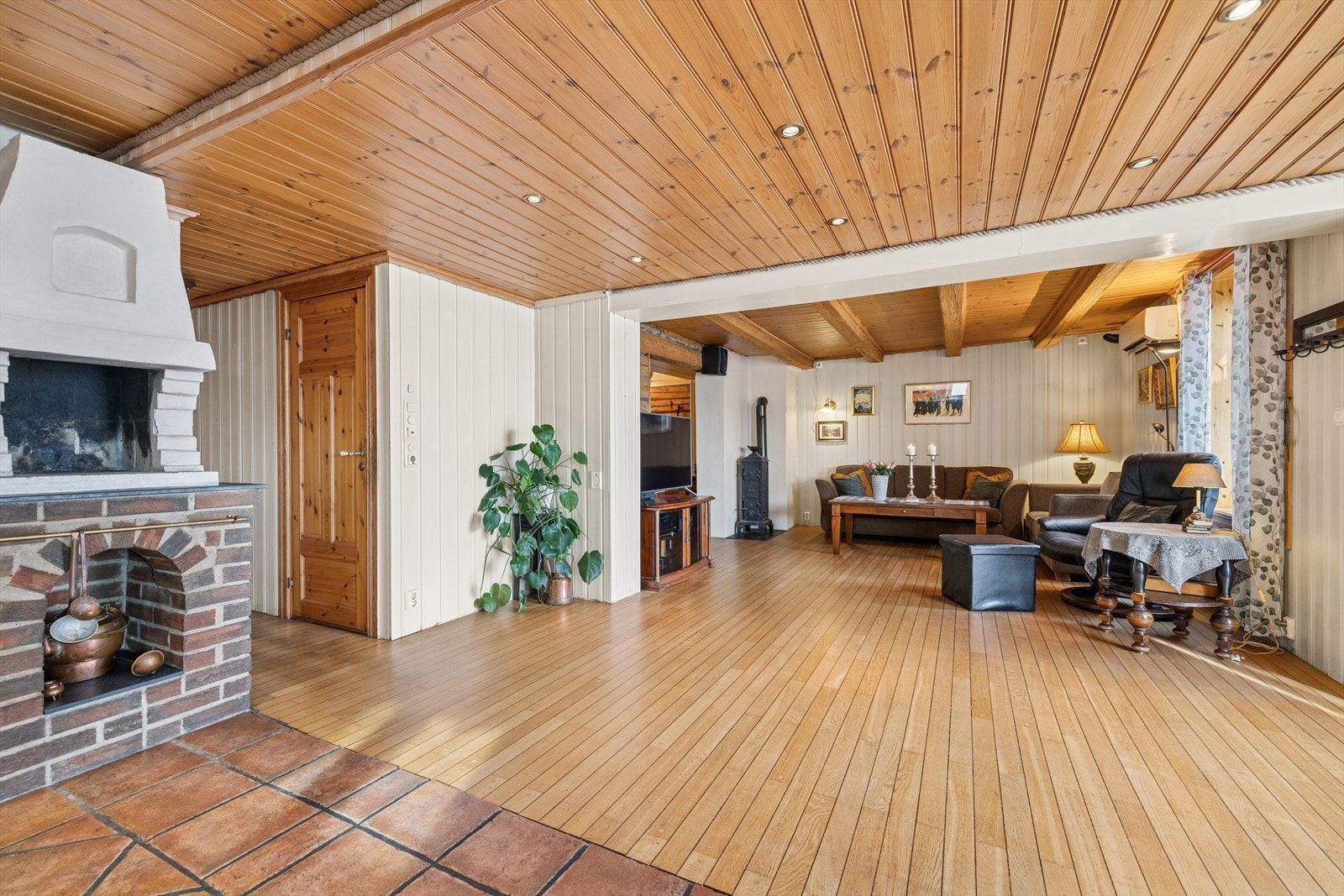 Stue og kjøkkenet har en åpen og sosial utforming. Galleribilde