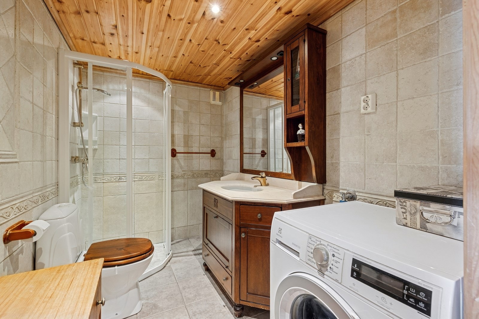 Det er videre inngang til et eget baderom fra 2001 som er gjennomført med flislagt gulv og vegger. Galleribilde