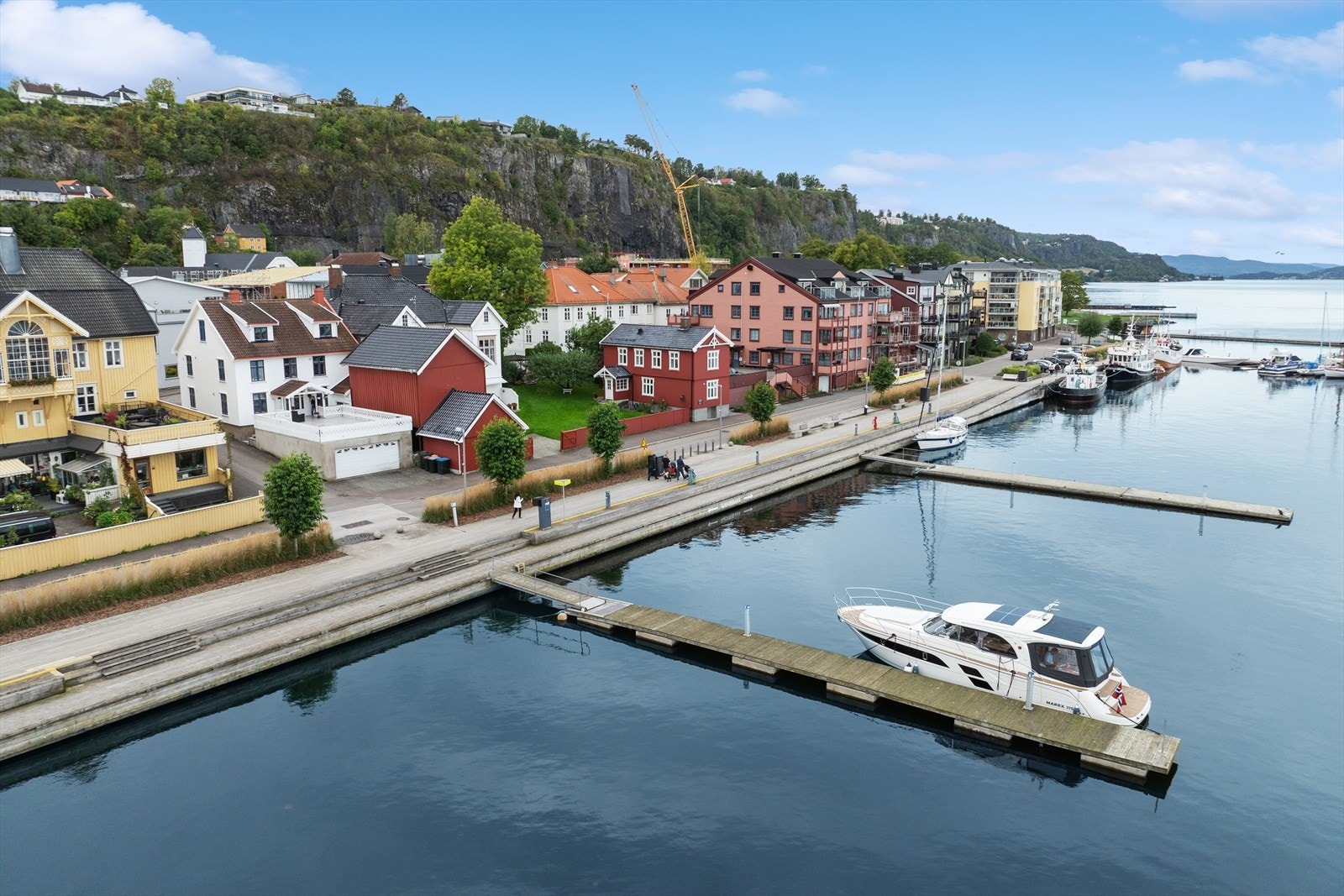 Velkommen til en hyggelig visning av denne unike leiligheten med fantastisk beliggenhet i Holmestrand sentrum! Galleribilde