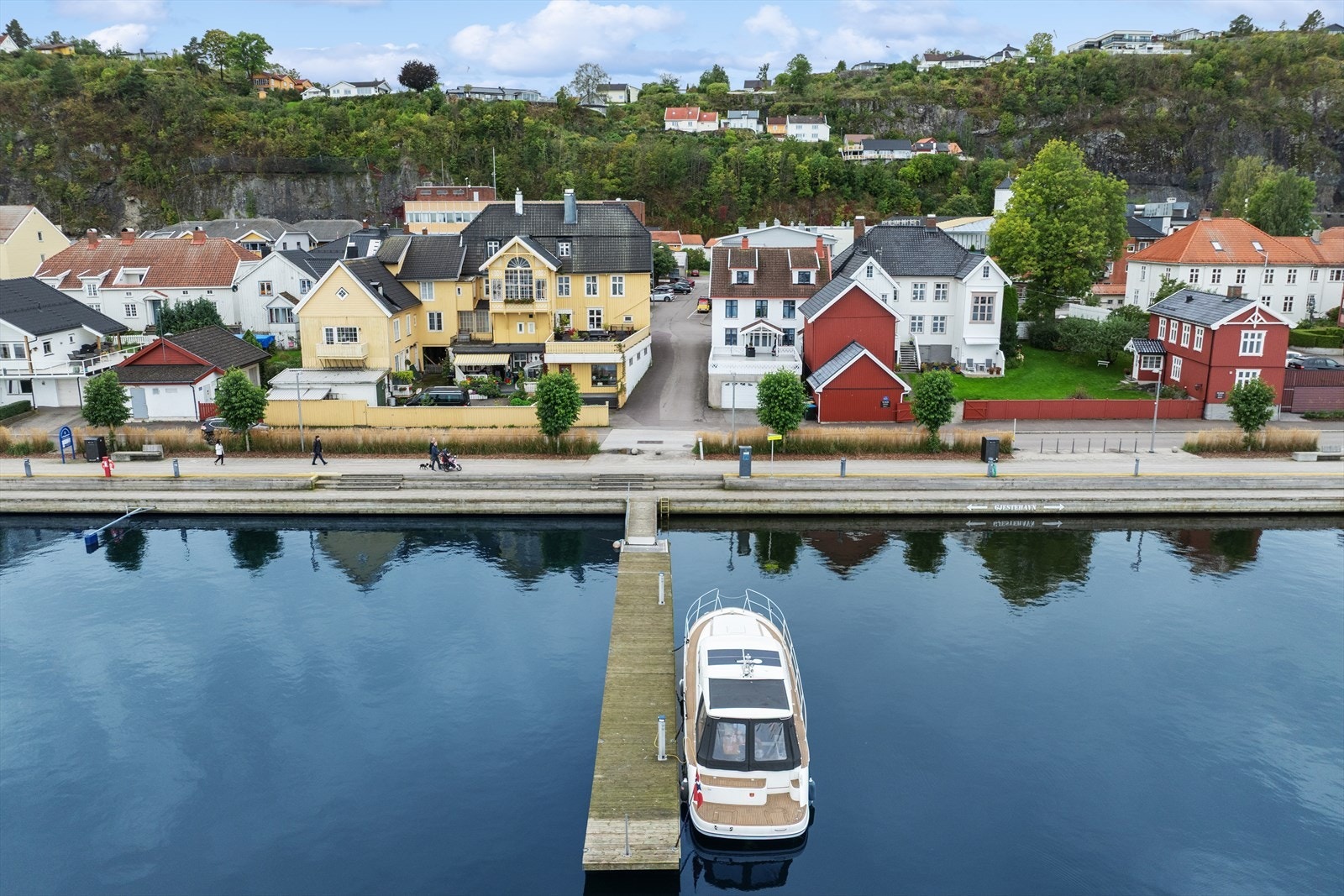 Leiligheten er beliggende i første rekke mot fjorden mellom sjarmerende bebyggelse og smågater, sentralt i hjertet av Holmestrand sentrum Galleribilde