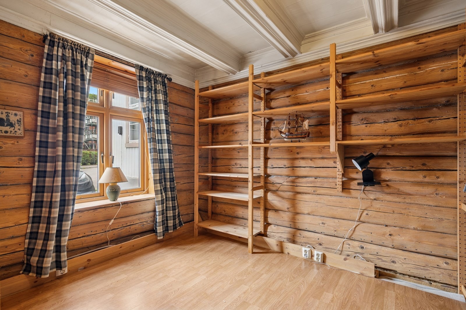 Det øvrige soverommet har på bakgrunn av sitt fine areal et allsidig brukspotensial og kan benyttes som f.eks barnerom, gjesterom, walk-in closet, bibliotek eller kontor. Galleribilde