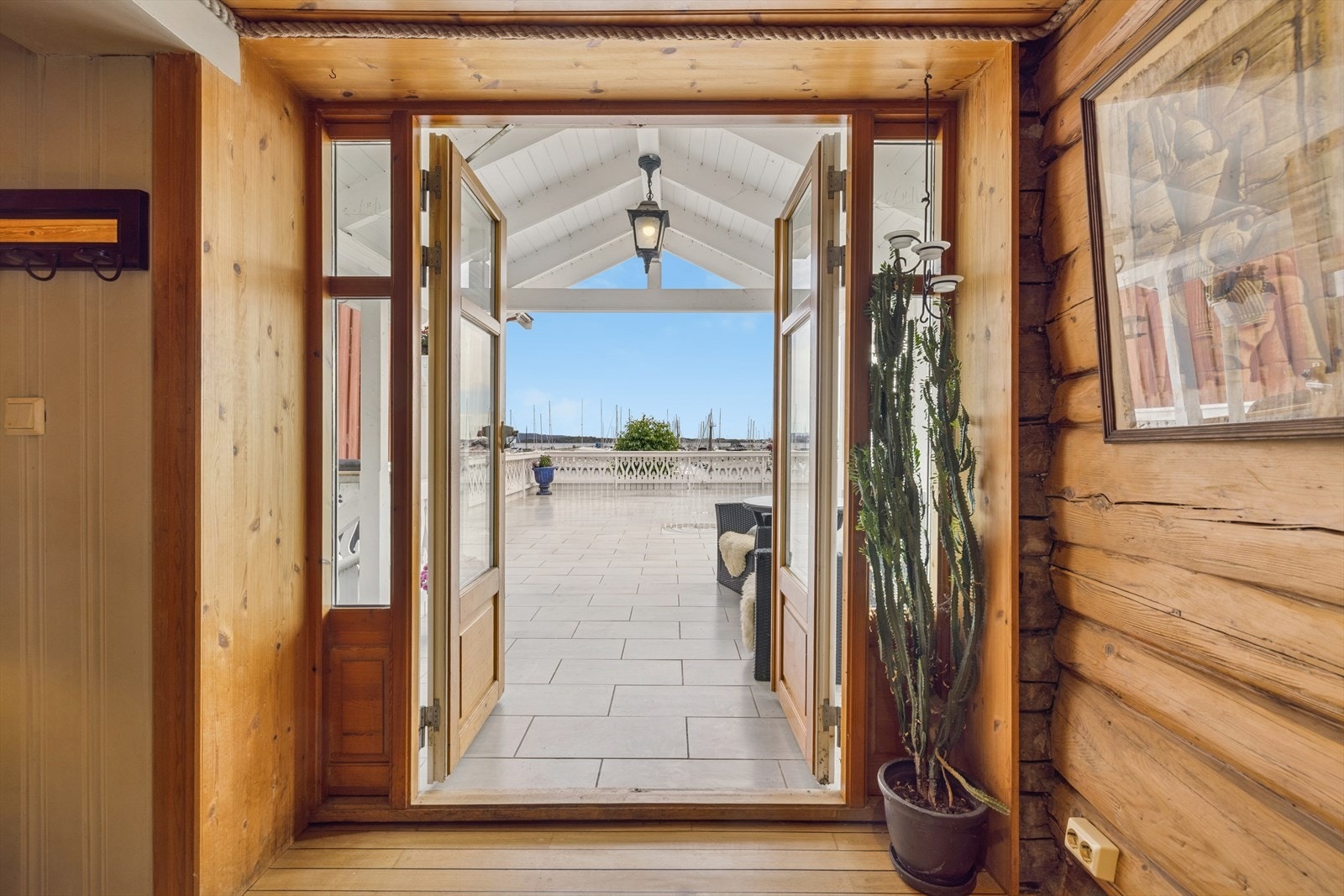 Rommet har en sjel og et særpreg som få andre leiligheter kan by på. Det er lagt vekt på en rød og gjennomgående tråd i gjennomførelsen. Galleribilde