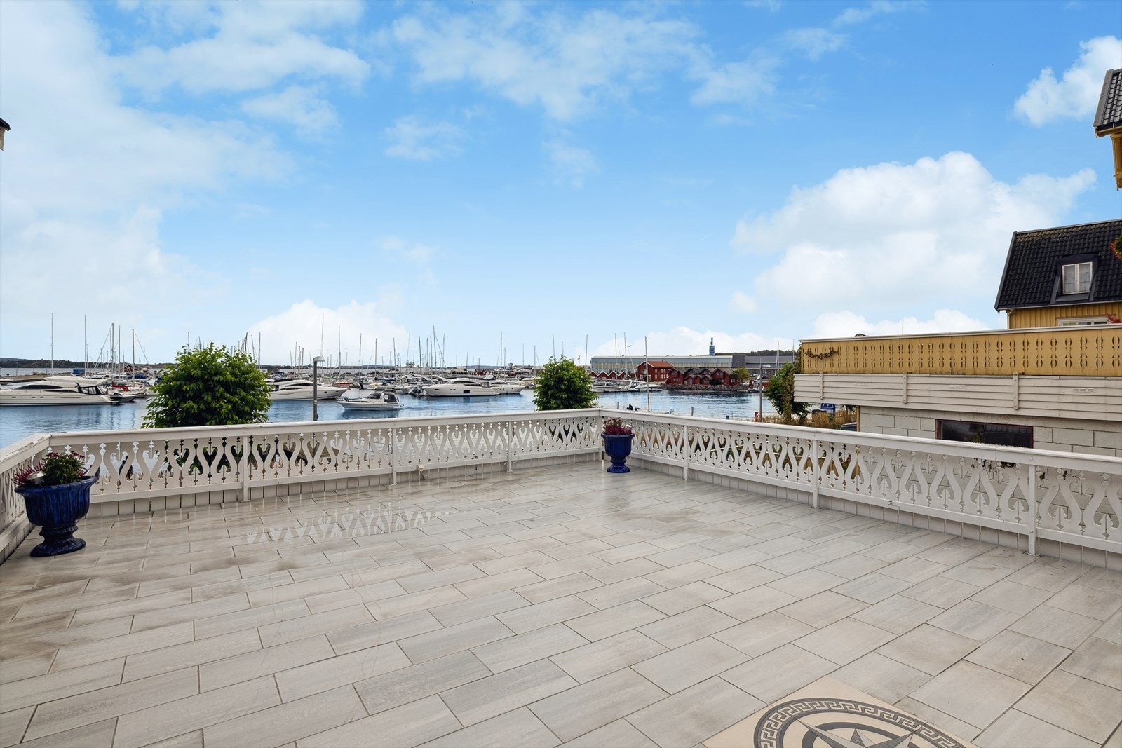 Det er en unik utsikt mot fjorden og bryggen i Holmestrand. Galleribilde