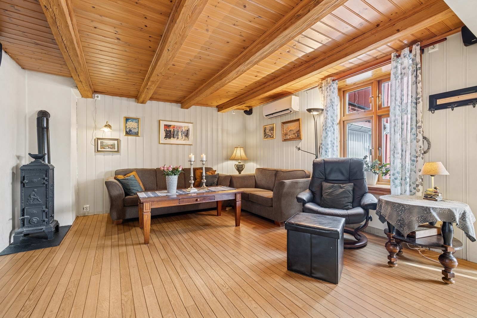 Stuen og spisestuen har en spennende og åpen planløsning, som byr på uante møbleringsmuligheter hvor en kan innrede etter eget ønske med møblement etter behov. Det er montert varmepumpe stuen for en god oppvarming av rommet, i tillegg til 2 ildsteder. Galleribilde